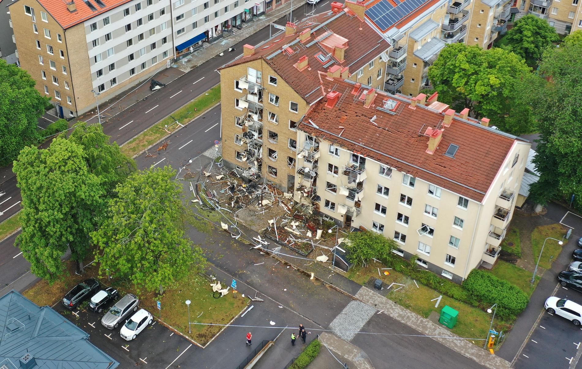 Drönarbild över de skadade husen efter den kraftiga explosionen i centrala Linköping.