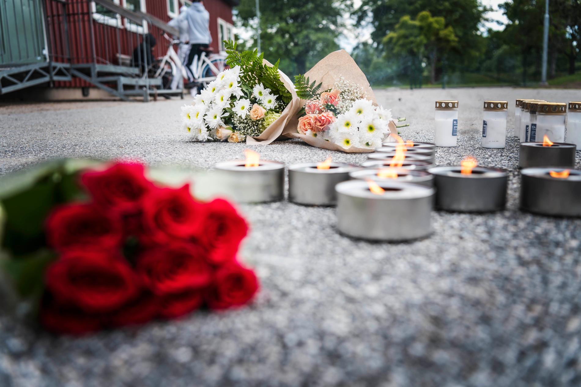 Blommor på platsen där två män mördades i en skjutning i Varberga i Örebro
