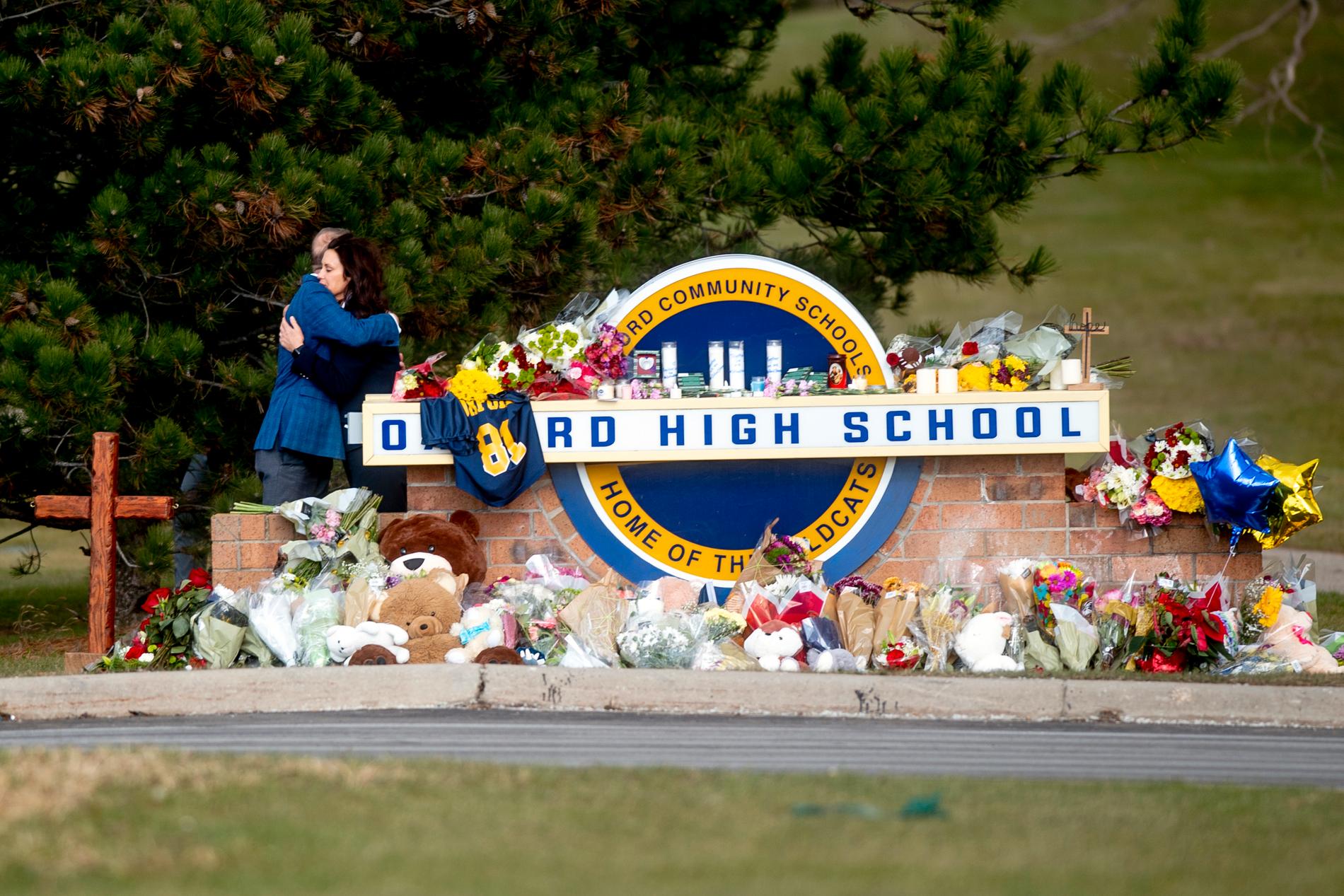 Blommor har lämnats vid skolan för att hedra offren. 