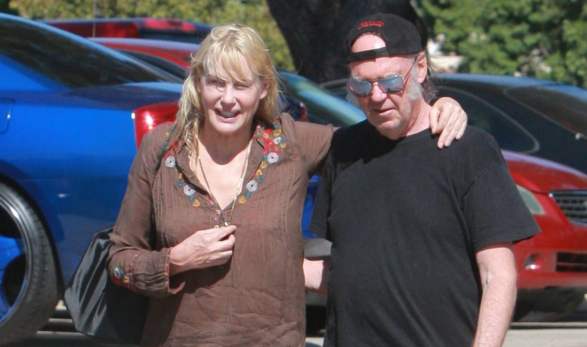 Daryl Hannah och Neil Young vid ett tidigare tillfälle