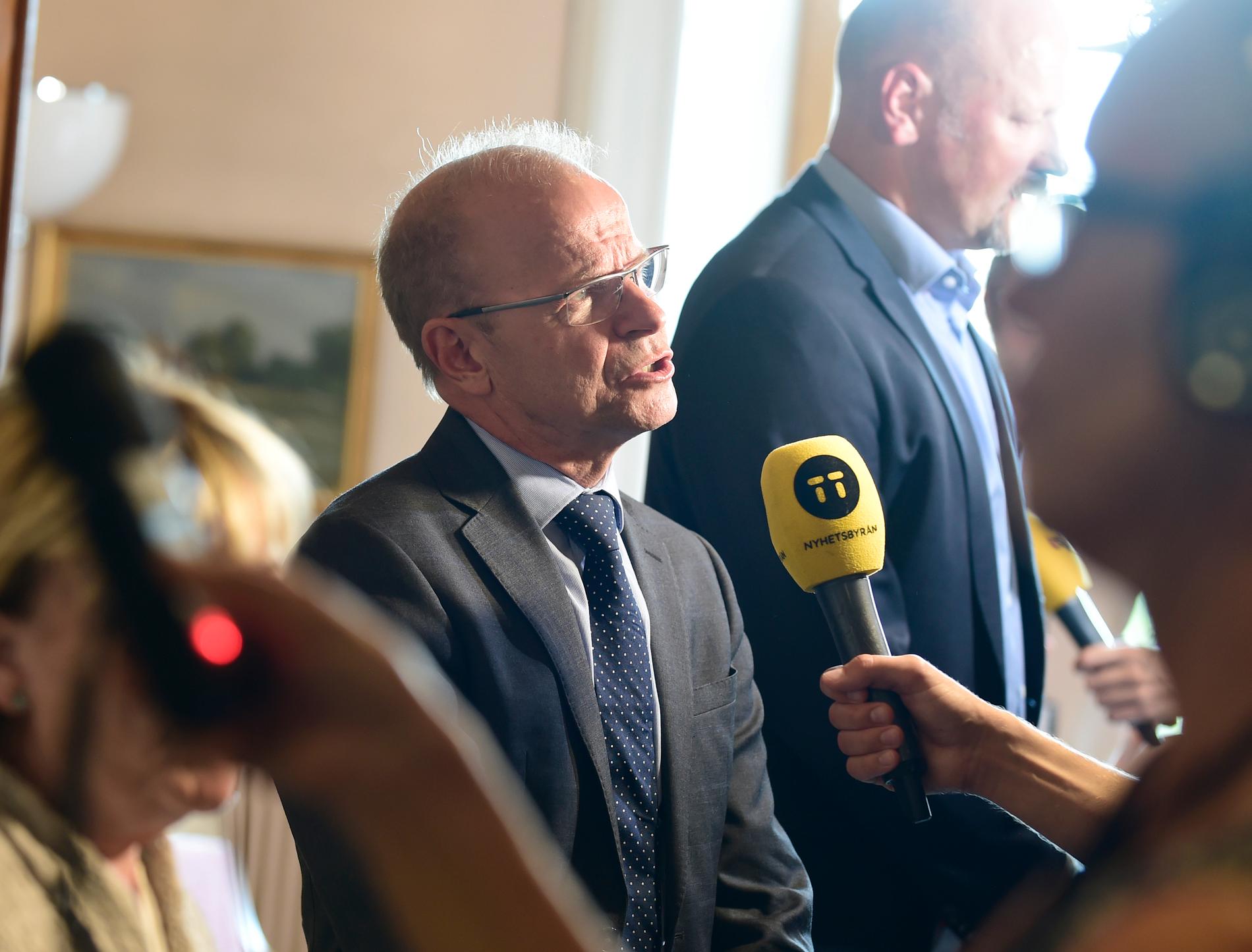 Kristdemokraternas försvarspolitiske talesperson Mikael Oscarsson vill se att Sverige begär hjälp från Natos civila gren.