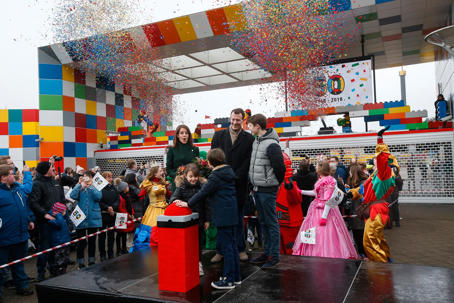D.K.H. Prins Joachim, Prinsessan Marie, Prins Felix, Prins Henrik och Prinsessan Athena öppnade årets säsong på Legoland i helgen.