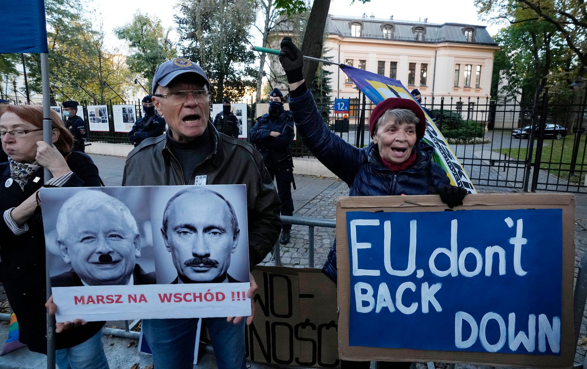 Demonstranter utanför konstitutionsrätten i Warsawa, Polen, under torsdagen.
