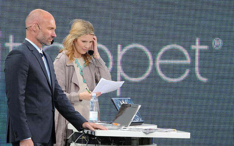 Micke Nybrink och Jessica Almenäs under Elitloppssändningen 2011.