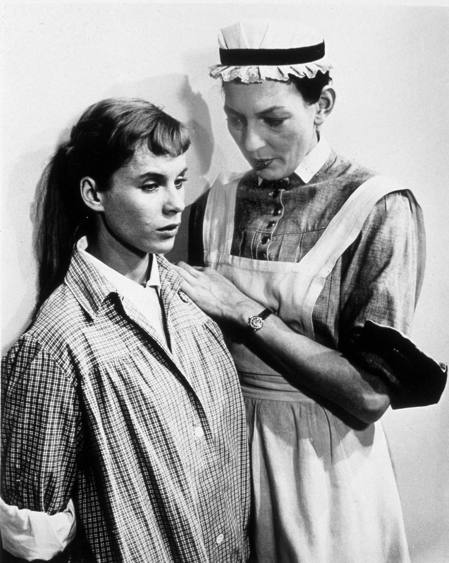 Barbro Hiort af Ornäs i rollen som syster Brita tillsammans med Bibi Andersson i Ingmar Bergmans film "Nära livet" från 1958.