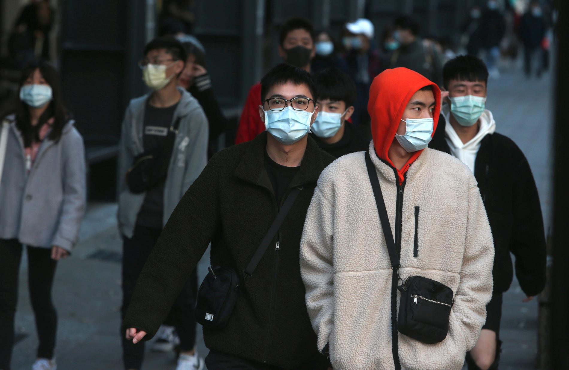 Människor med ansiktsmasker i Taipei, Taiwan.