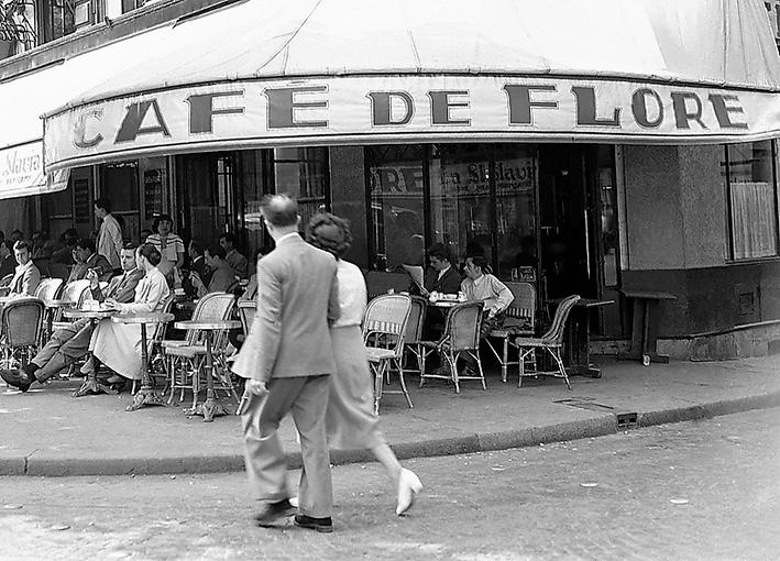 Café de Flore i Paris 1949, en samlingspunkt för de franska existentialisterna.