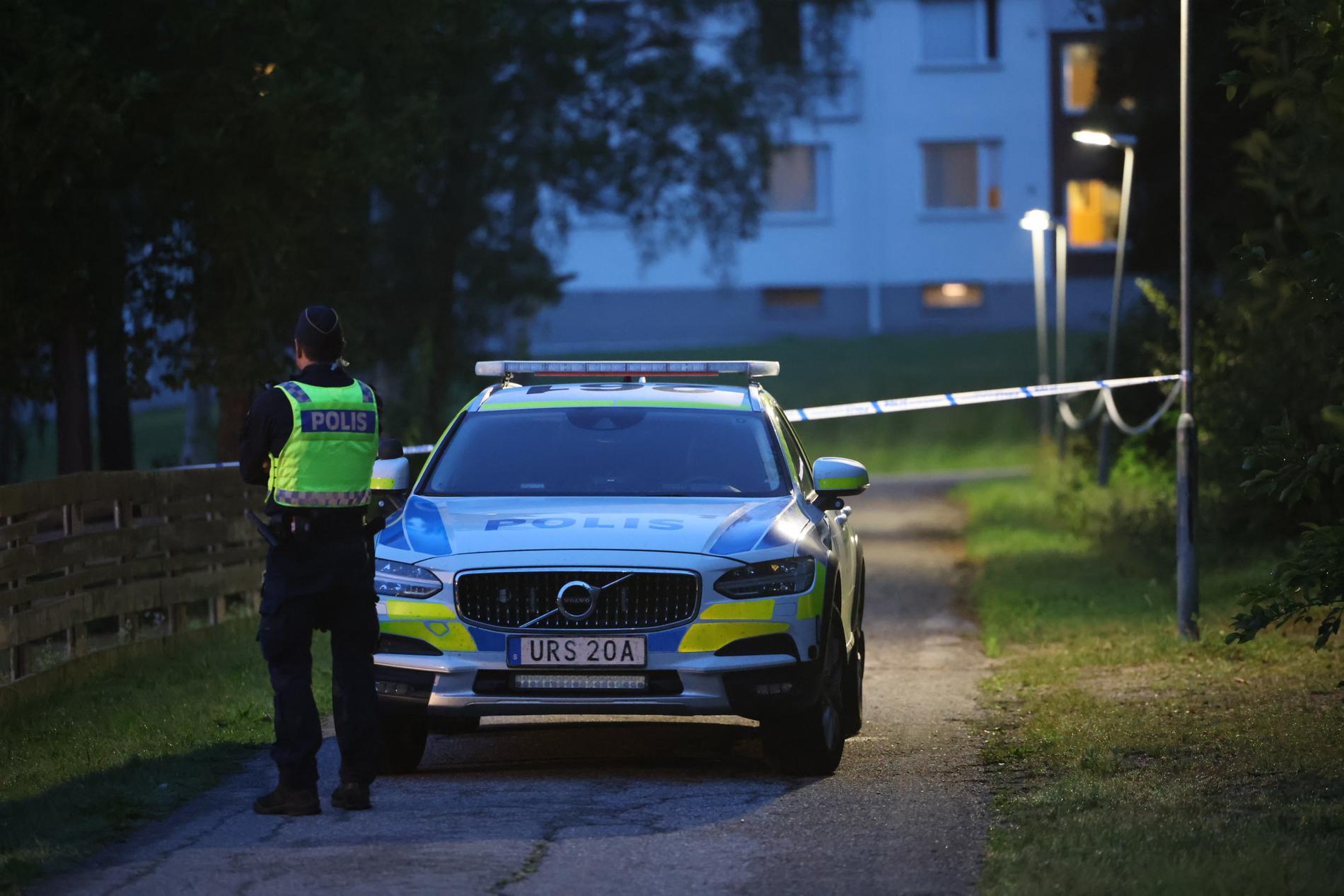 Polisen har spärrat av i ett bostadsområde i Sandviken efter en skjutning.