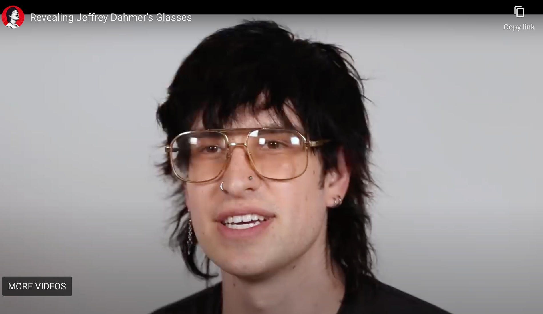 Youtubern Jake Webber får prova glasögonen. 
