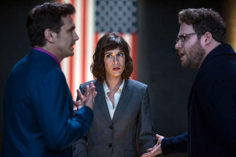 James Franco, Lizzy Caplan och Seth Rogen i en scen från filmen.