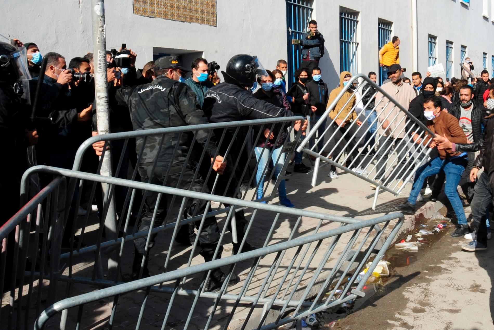 Demonstranter drabbar samman med polis utanför parlamentet i tunisiska Tunis.