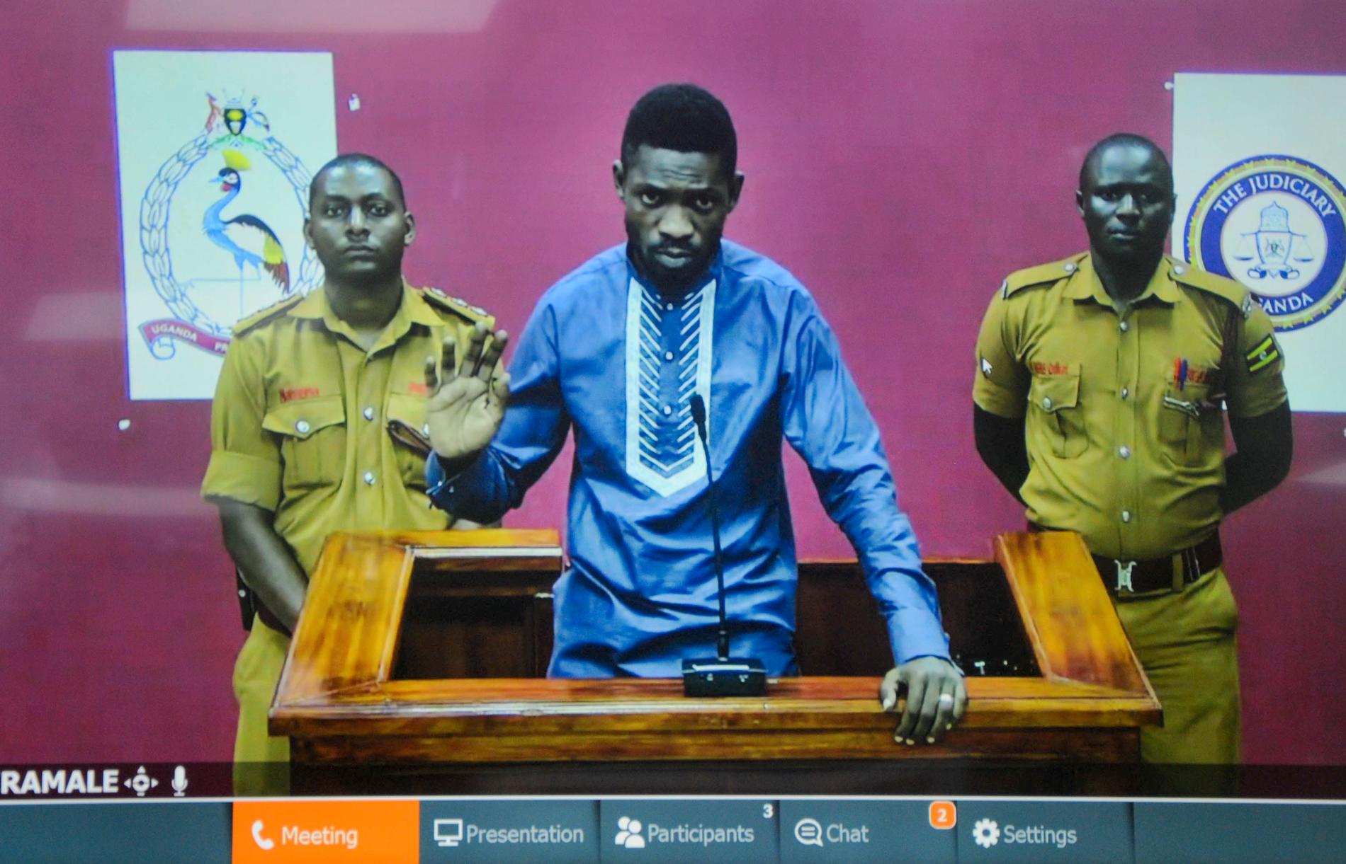 Oppositionspolitikern Robert Kyagulay, även känd som popstjärnan Bobi Wine, på videolänk från fängelset.