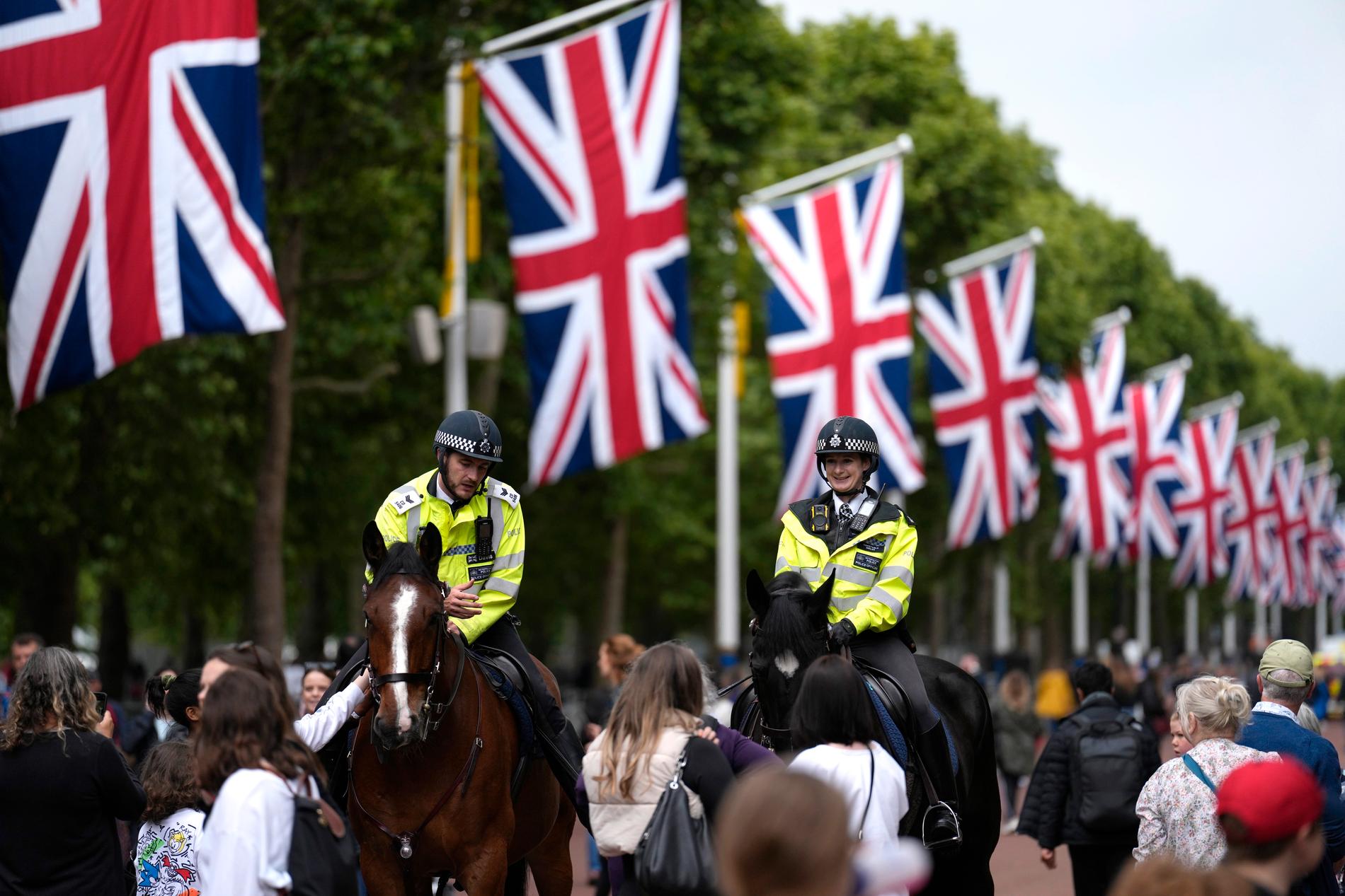 Ridande polis och människor samlas inför firandet i London.