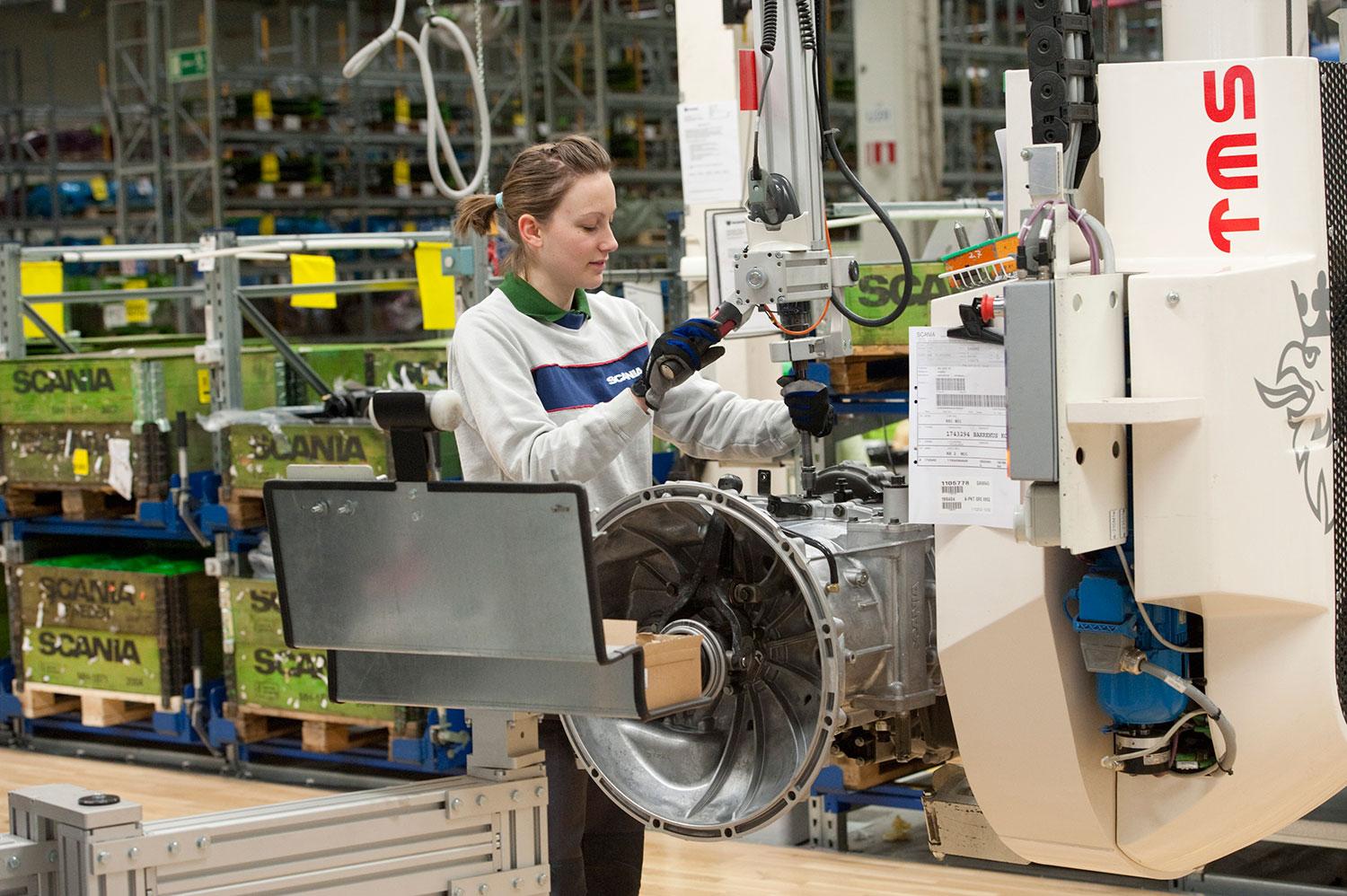 (Arkivfoto) Medarbetare tillverkar växellådor på Scania i Södertälje. Scania bistår nu Getinge i tillverkningen av respiratorer.
