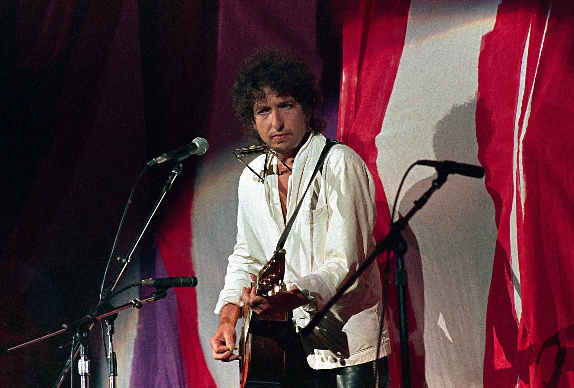 Bob Dylan uppträder i Philadelphia, 1985. 