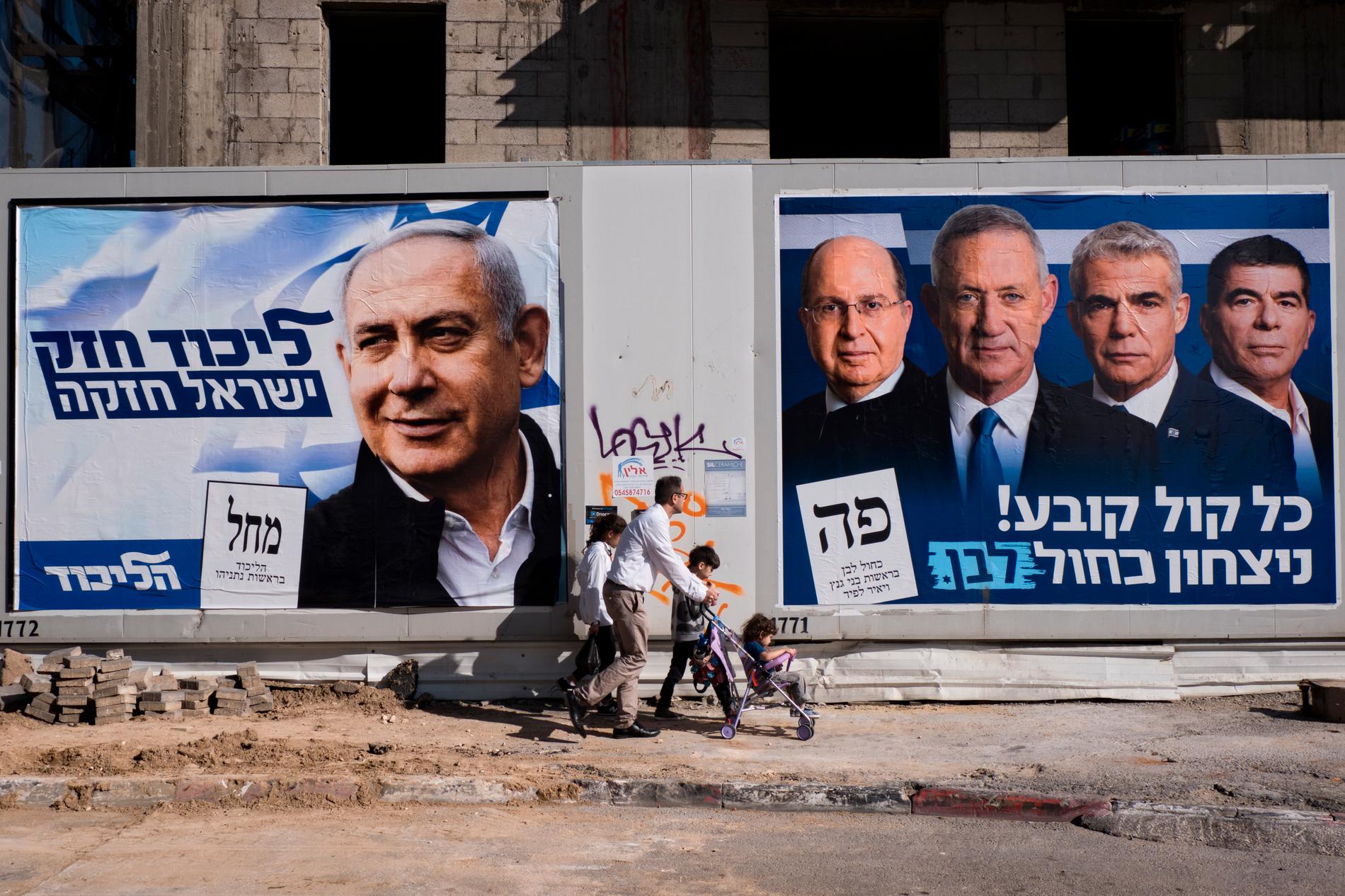 Valaffisher i Tel Aviv i Israel. Den vänstra visar Likudledaren och sittande premiärministern Benjamin Netanyahu. Den högra visar Benny Gantz och några andra politiker från den nya mittenorienterade Blå och vit-alliansen.