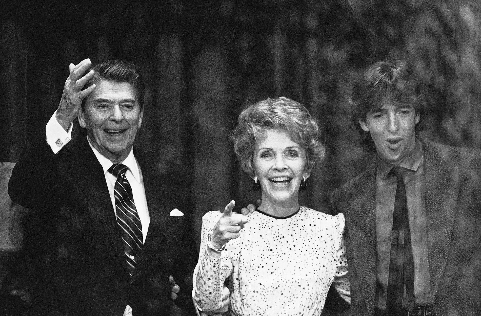 Ronald, Nancy och Ron Reagan tillsammans 1984. 