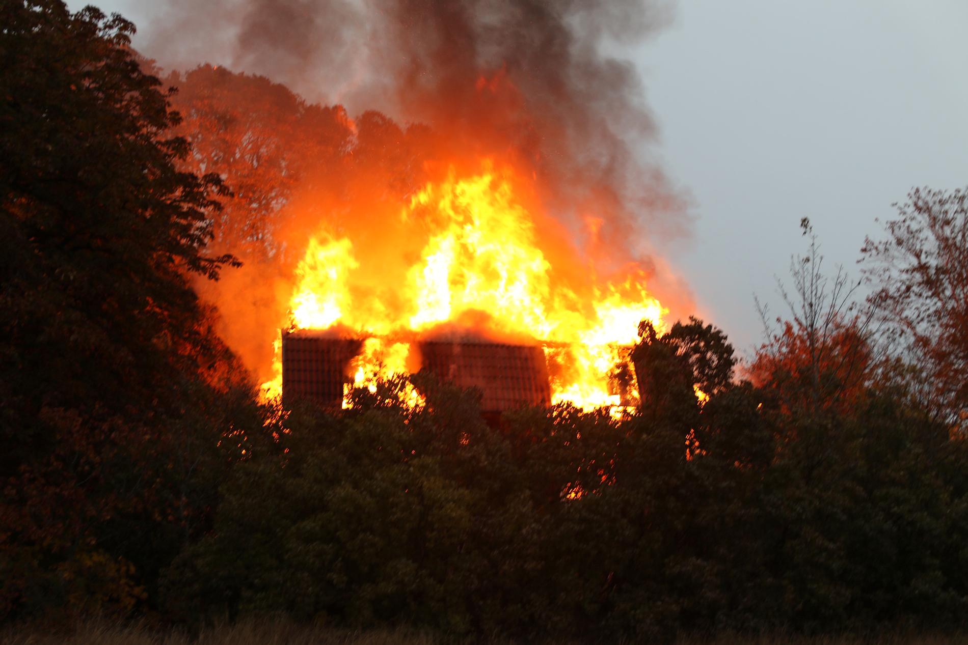 En villa i Lilla Husby utanför Knivsta började brinna på torsdagsmorgonen.