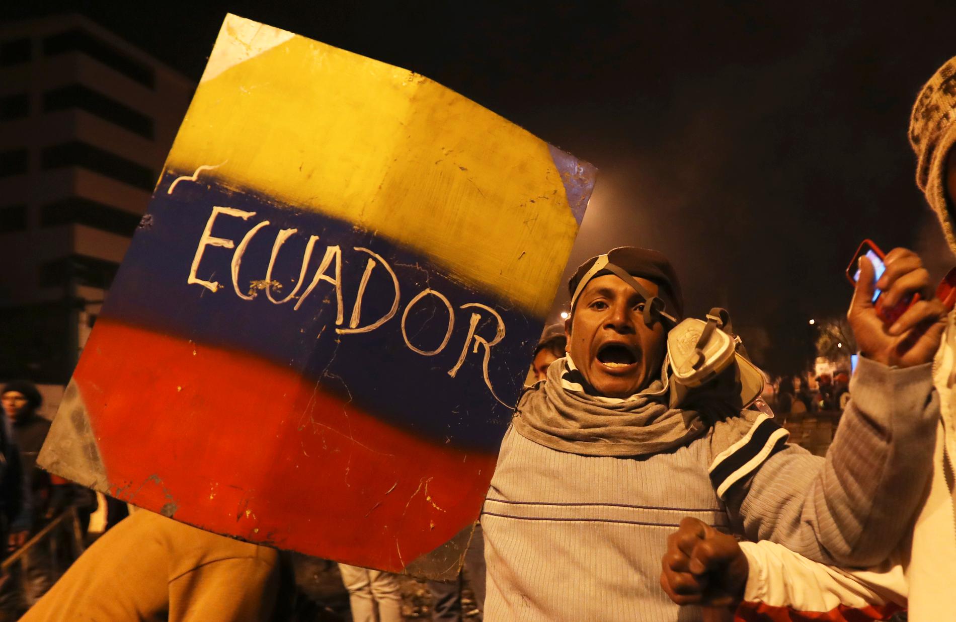Demonstranter i huvudstaden Quito firar beskedet om att regeringen återinför bränslesubventionerna.