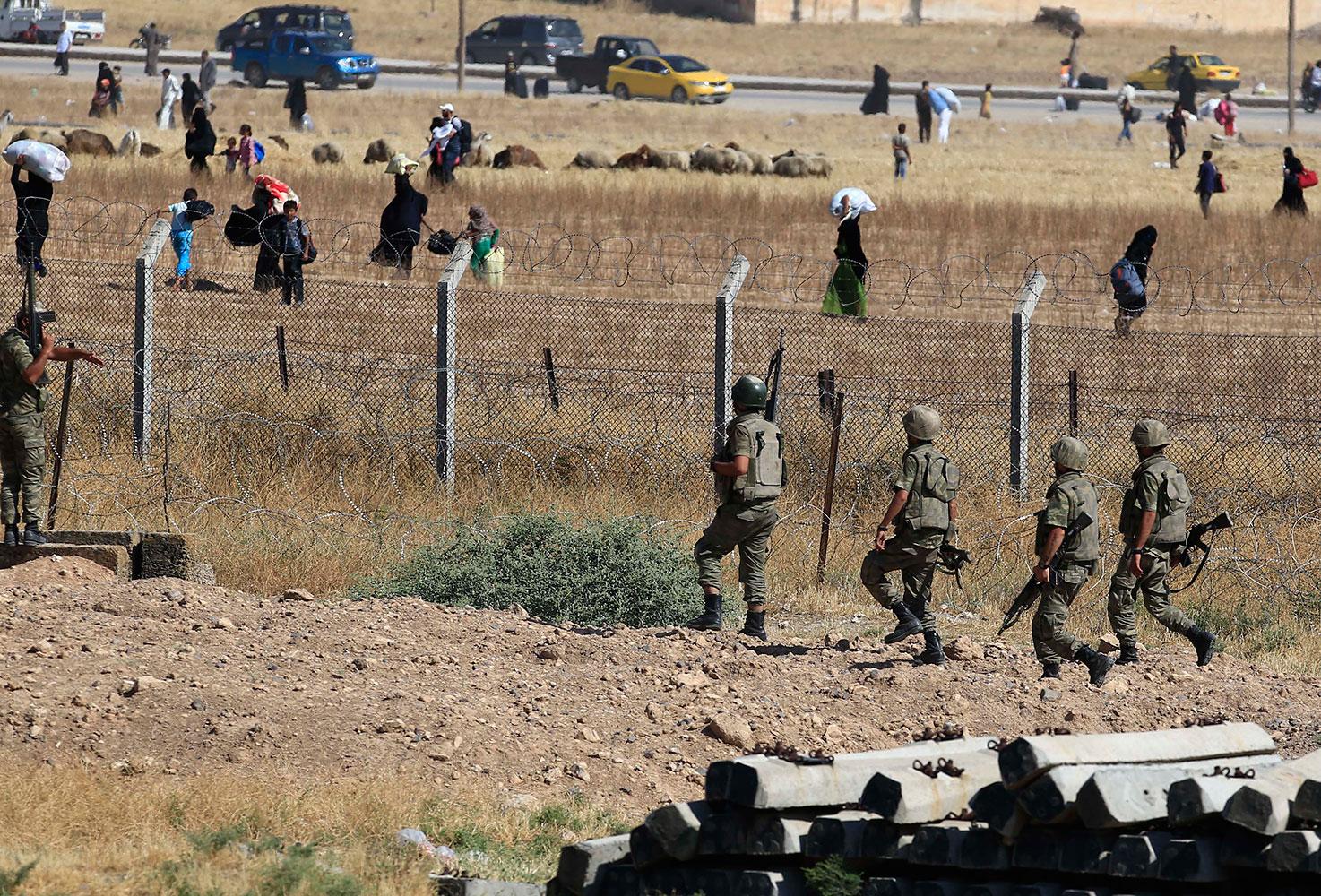 Turkiska soldater vid gränsen mot Syrien sommaren 2015.