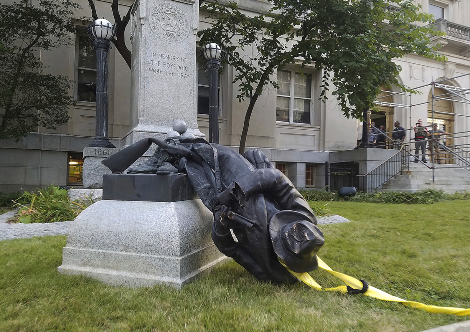 En staty föreställande en sydstatssoldat i Durham, North Carolina, drogs ner med rep av demonstranter i veckan.