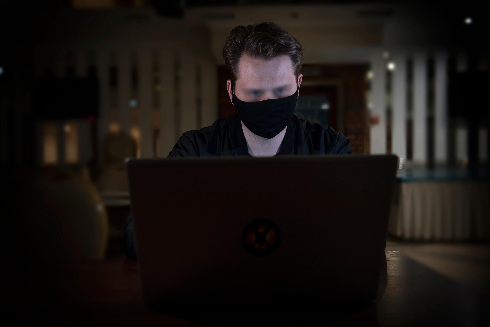  Alex, 25, vill vara anonym eftersom det är olagligt att genomföra hackerattacker. ”Men vi är i krig, då känns det inte lika olagligt som tidigare. Vi gör det med ett gott syfte, det tror jag omvärlden kan förstå”, säger han.