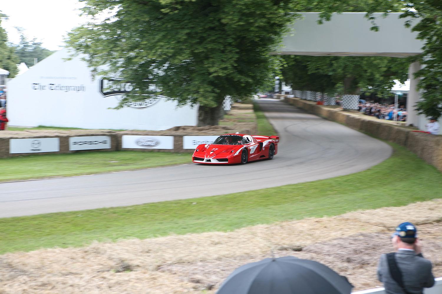 Ferraris klassiska superbil Enzo vrålar förbi.