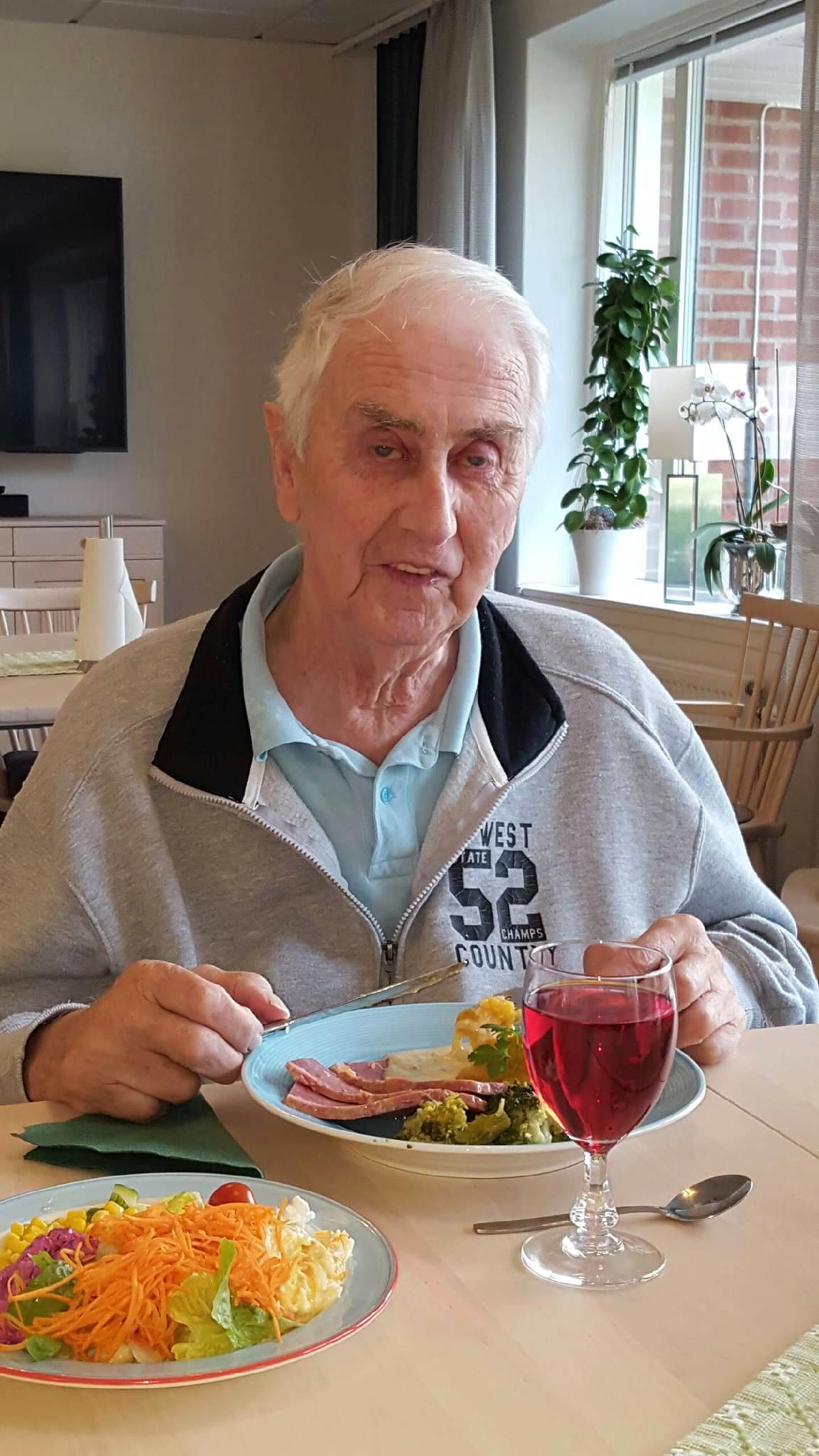 Här sitter Lennart Silverdahl och njuter av dagens måltid: oxbringa med rotmos, pepparrotssås och broccoli.