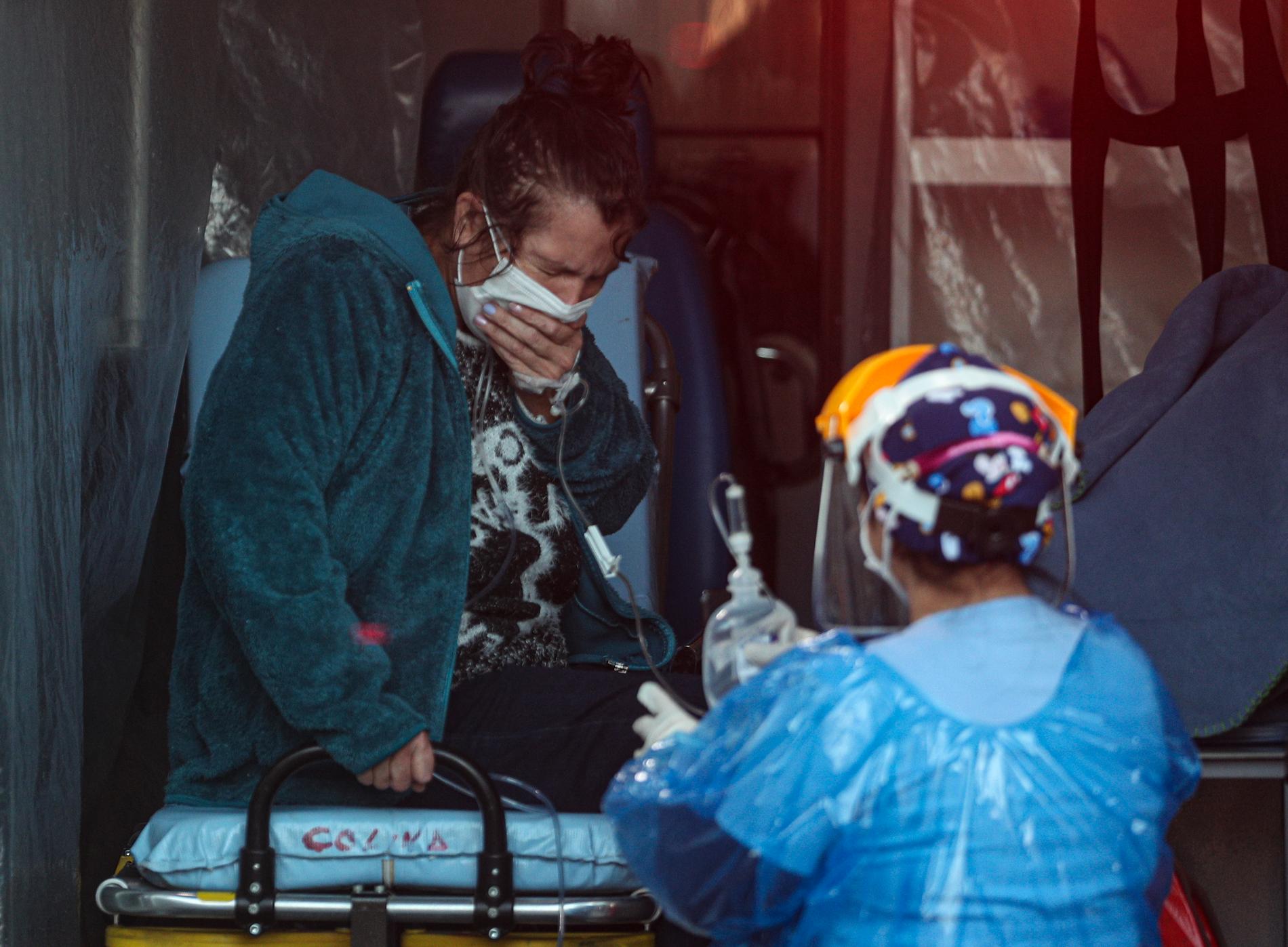 En patient med andningsproblem får hjälp av en vårdarbetare på ett sjukhus i Chiles huvudstad Santiago. Bilden är tagen i fredags.