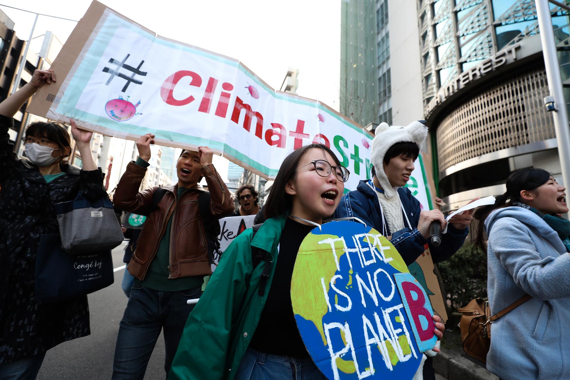 Hundratusentals skolungdomar över hela världen strejkade på fredagen för klimatet. Här i Tokyo, Japan.