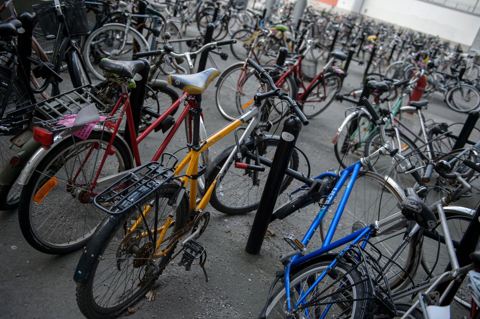 Trasiga cyklar i ett cykelställ på Södermalm i Stockholm. Arkivbild.