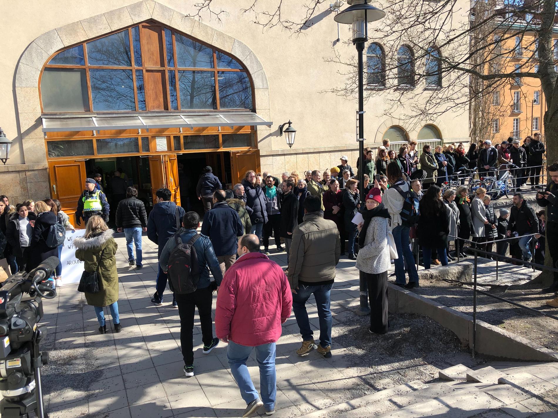 Runt Stockholm moské bildas en ring runt byggnaden för att hedra offren i Christchurch.