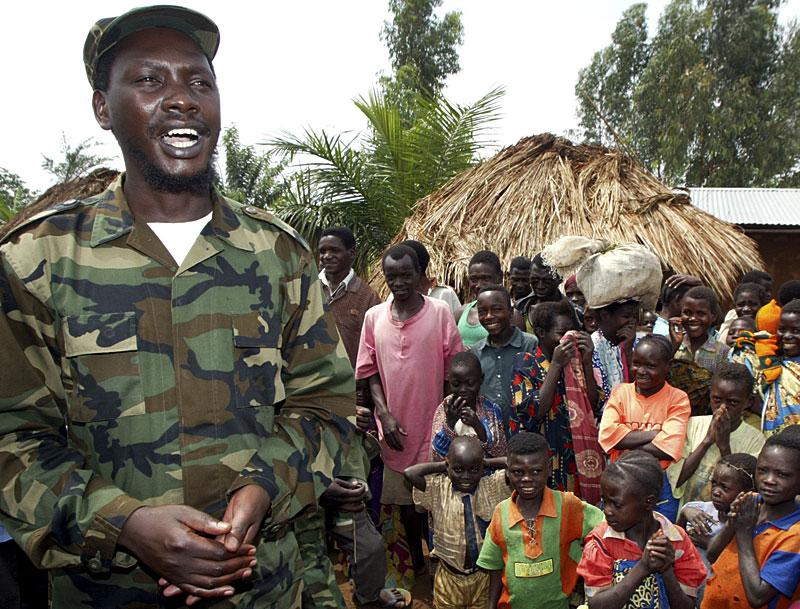 Rebelledaren Thomas Lubanga, här fotograferad under samtal med bybor i Bunia den 5 juni 2003, åtalas för att ha tränat barnsoldater att döda, plundra och våldta under de blodiga striderna mellan 1998 och 2003.