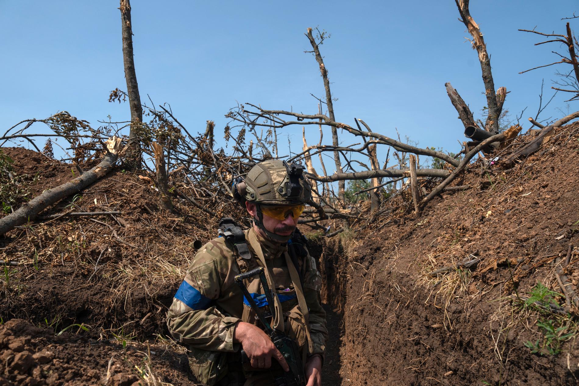 En ukrainsk soldat i en skyttegrav i regionen Zaporizjzja. Arkivbild