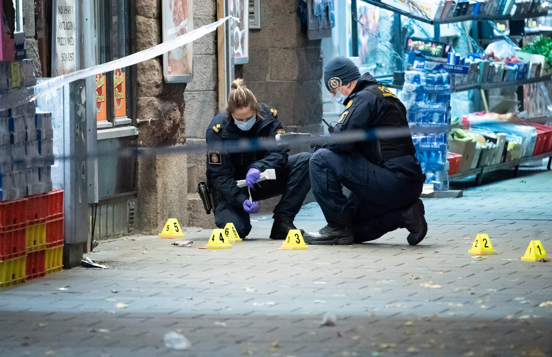 Polisens kriminaltekniker arbetar på platsen efter skottlossningen. 