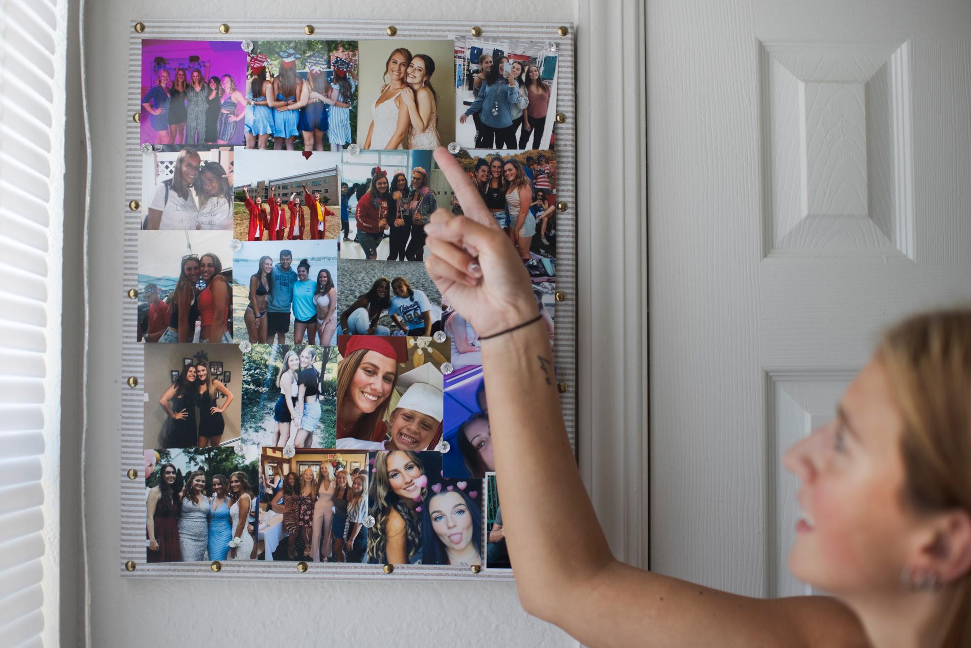 Alexa visar upp bilder på väggen i sitt studentrum.