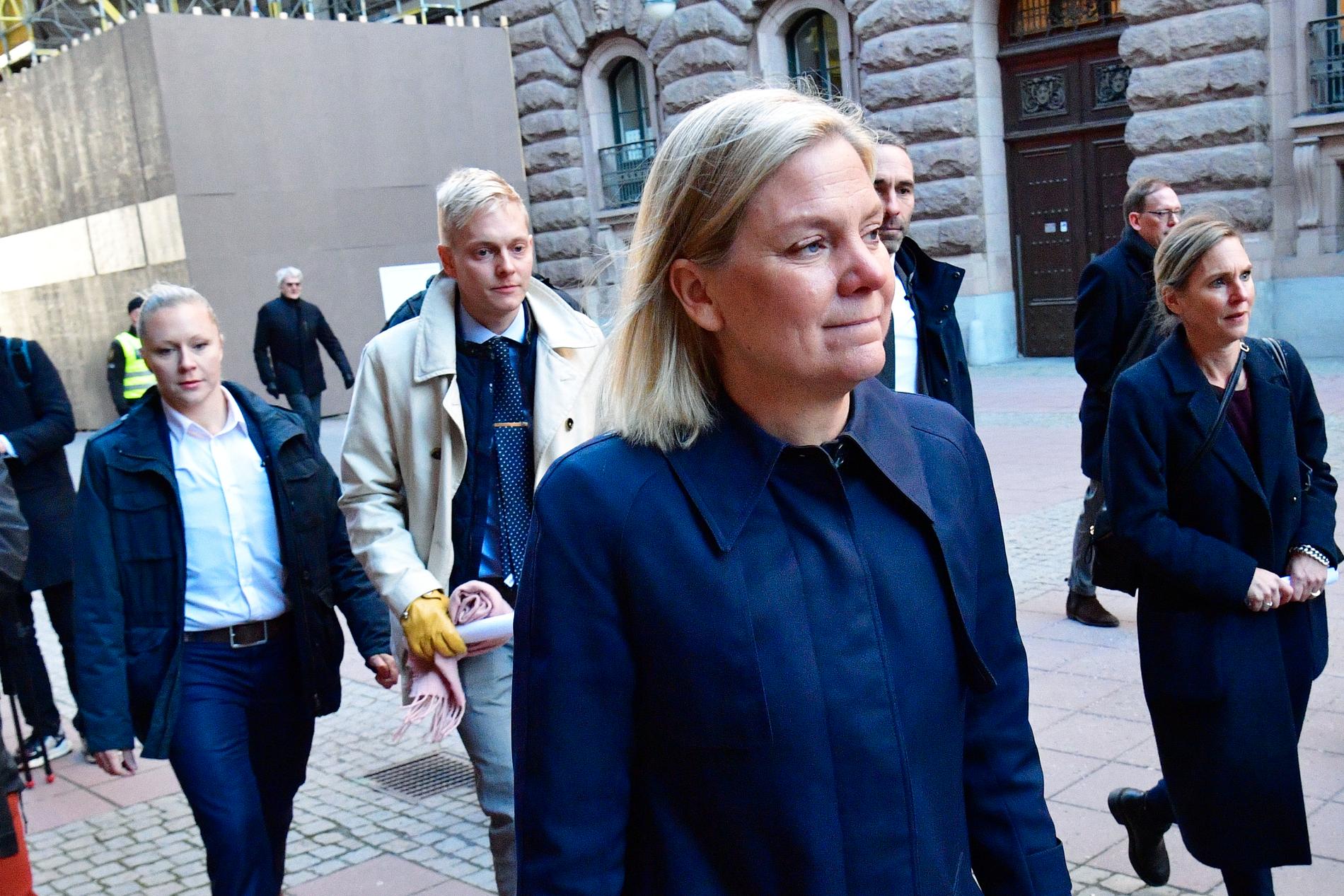 Magdalena Andersson och Gösta Brunnander på väg till talmannen tidigare under måndagen. 