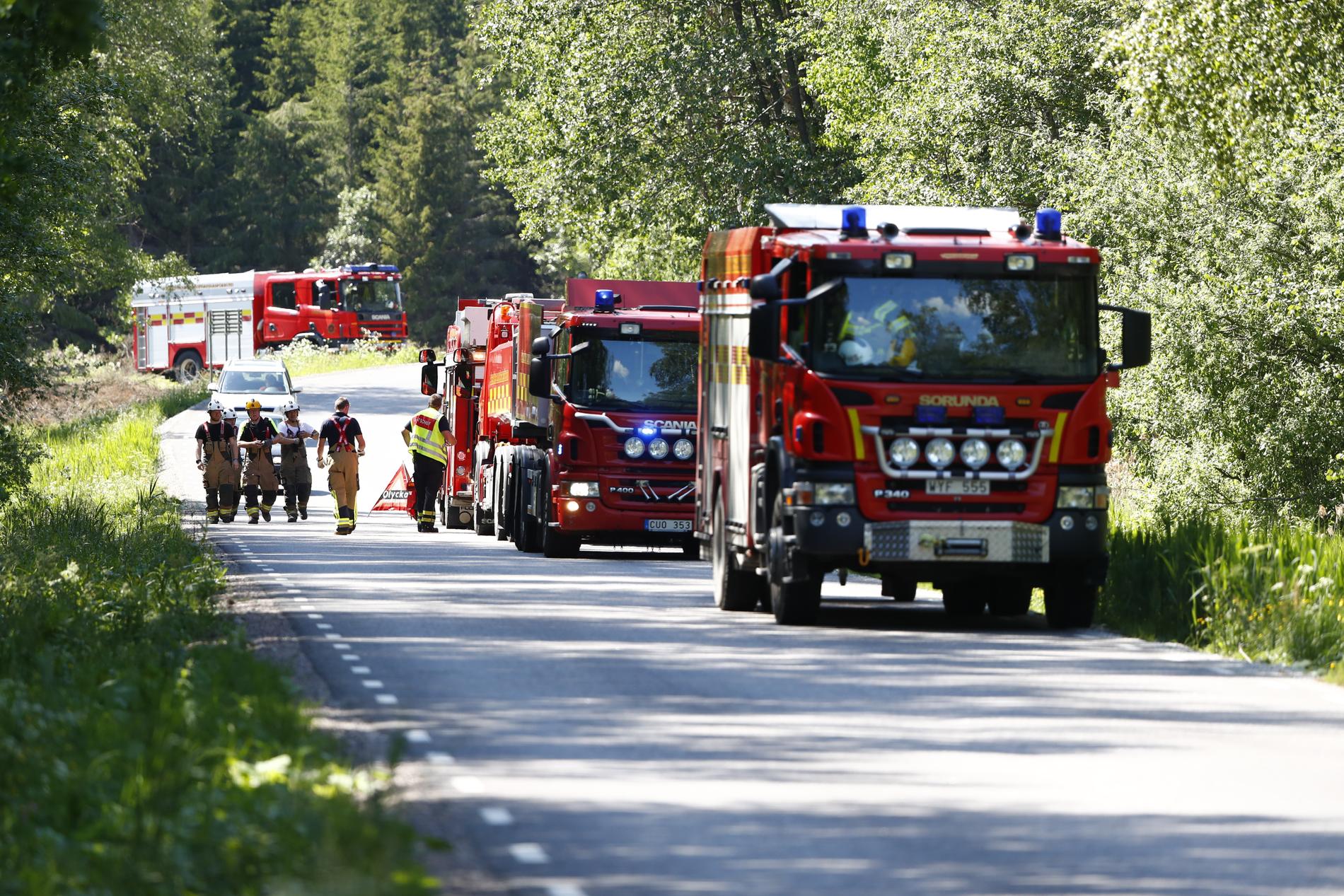 Ett stort räddningspådrag arbetar med en omfattande skogsbrand i Nynäshamns kommun.