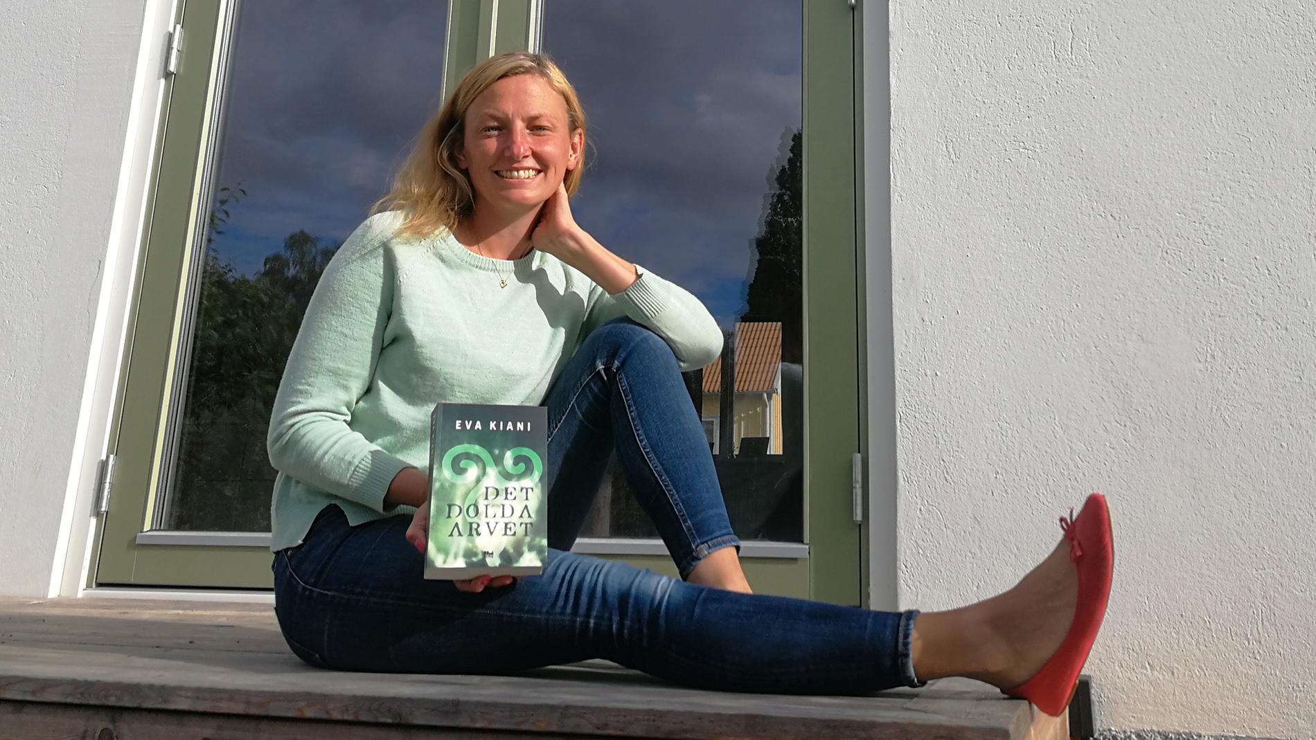 Eva Kiani med sin debutroman ”Det dolda arvet” som släpps den 21 augusti.