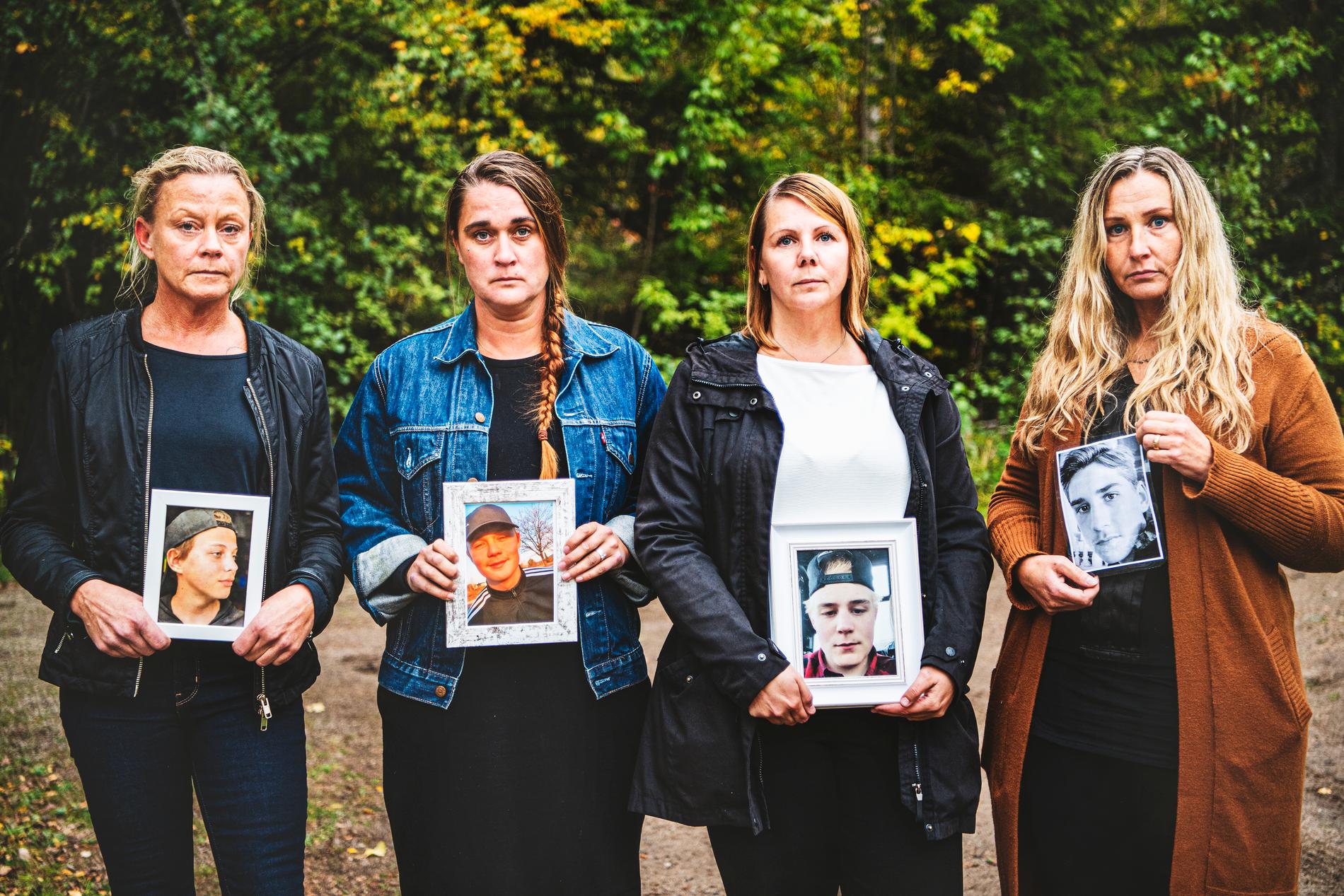 Fyra mammor som förlorat sina söner håller upp deras porträtt. Maggan Larsson med Max, Elenor Idh med Emil, Jennie Hedqvist med Felix och Kattis Sundell med Milton.