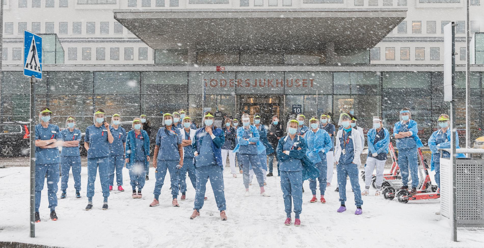 Läkare och barnmorskor under en protest mot besparingarna på Södersjukhusets kvinnoklinik i april i år. 