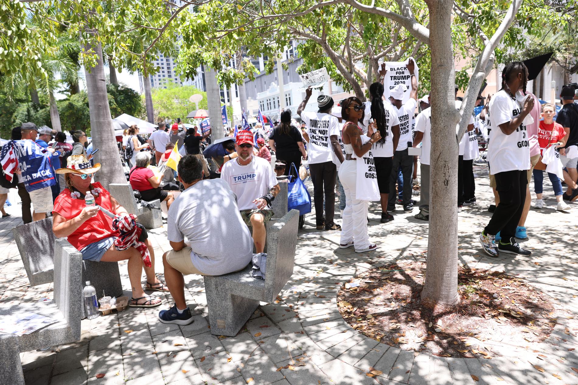 Hundratals personer har samlats utanför domstolen i Miami.