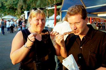 "Lite som fisk". Robin och Robert Brown provar specialspett på solndesgångsmarknaden vid Mindil beach.