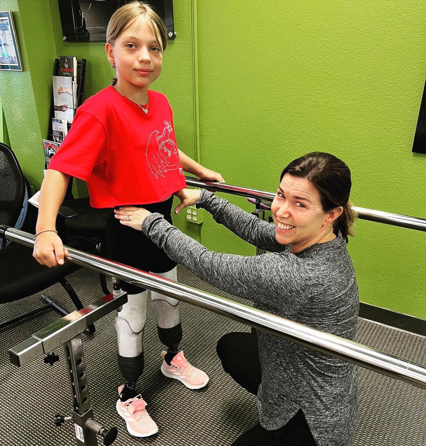 Här här Jana fått proteser och lär sig att gå igen på sjukhuset i amerikanska San Diego 2022.