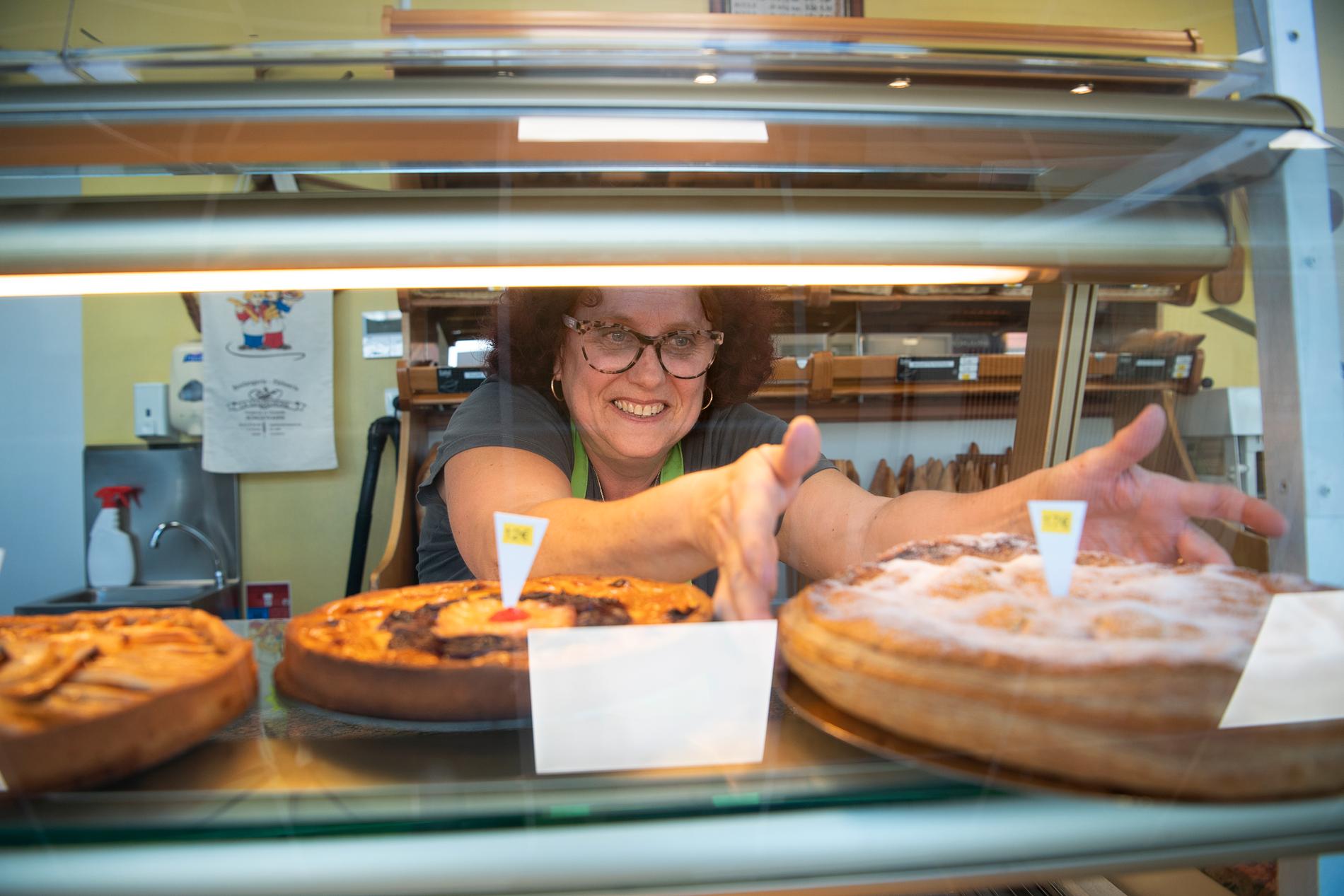 Caroline Holenstein oroar sig inte för att bageriet hon jobbar i ska tvingas stänga i vinter. ”Vi får helt enkelt anpassa vårt sätt att arbeta”, säger hon.