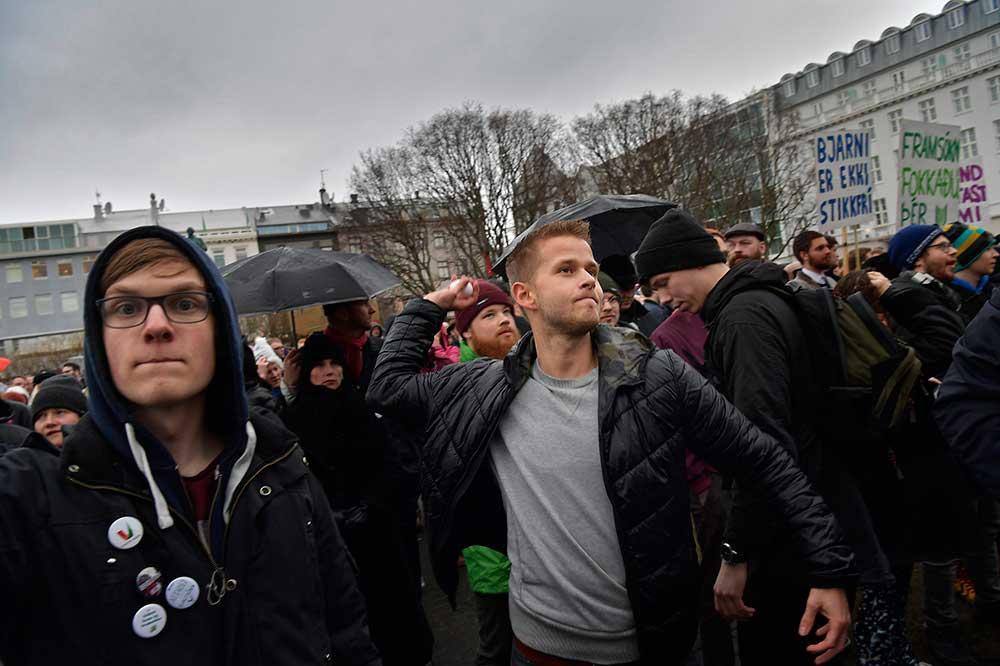 Likt de arga islänningar som samlades i protest utanför parlamentet i Reykjavik i förrgår borde de svenska bankkunderna demonstrera utanför bankernas glassiga kontor.
