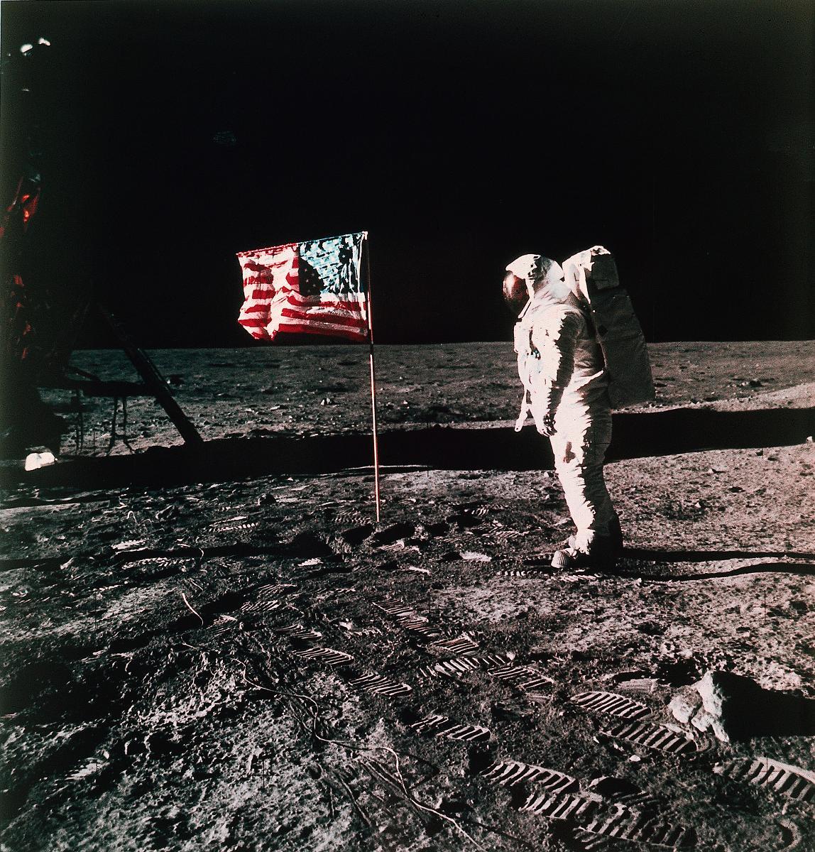 Neil Armstrong och Buzz Aldrin landade på månen 1969. De samlade in prover som de tog med hem till jorden igen.