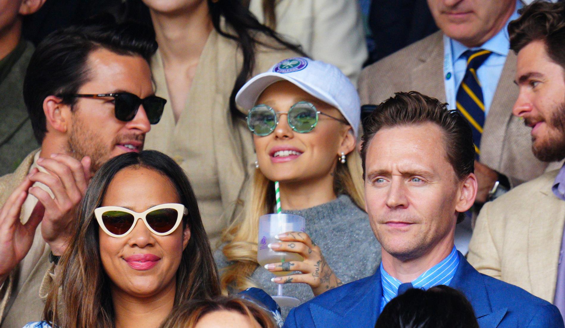 Ariana Grande på Wimbledon utan sin vigselring. Till höger sitter skådespelaren Andrew Garfield. 