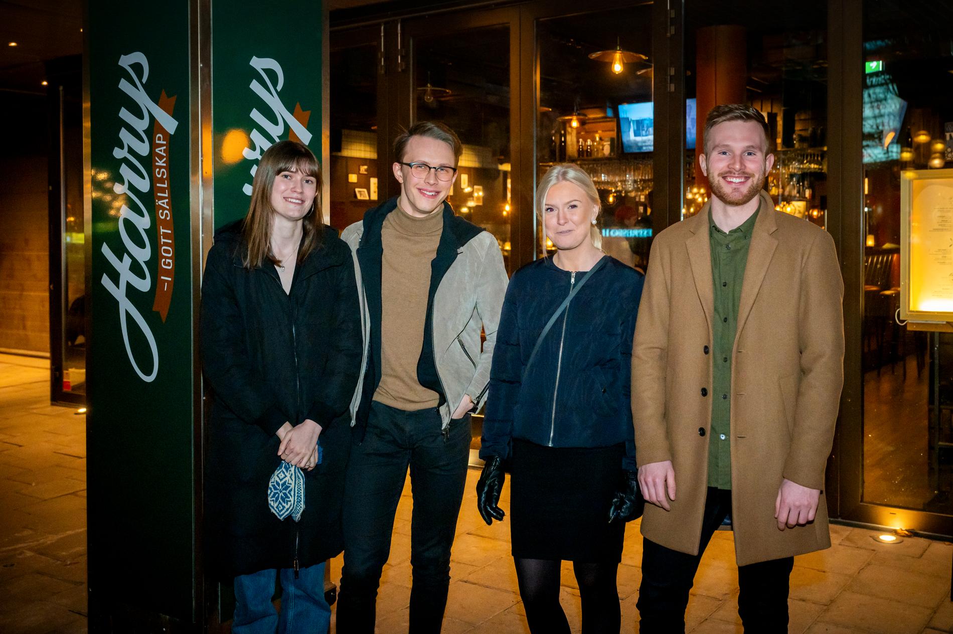 Linnea, Daniel, Josefin och Dennis tillbringade kvällen på Harrys i Umeå. 