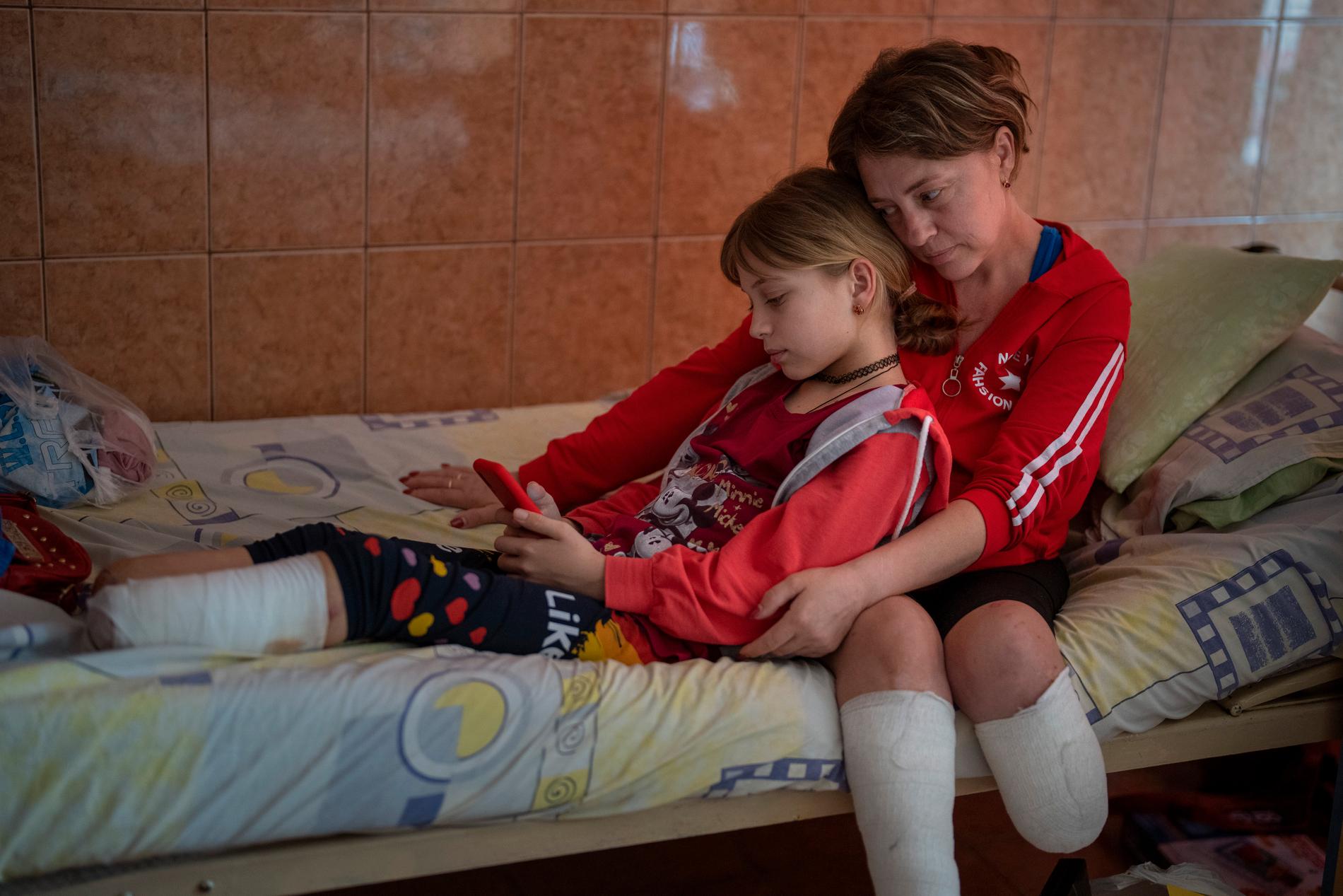 Jana och mamma Natalja på sjukhuset i ukrainska Lviv i maj.